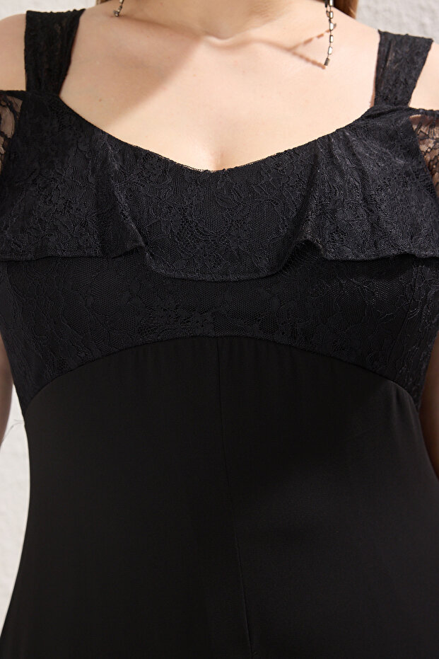Siyah Dantel Detaylı Eteği Fırfırlı Büyük Beden Party/Mezuniyet/Abiye Elbise TBBSS25AH00144 - 3