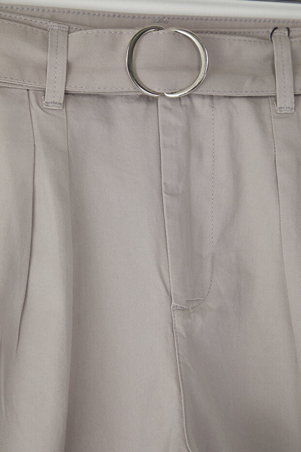 Erkek Taş Oversize Fit Gabardin Kemer Detaylı Şort & Bermuda TMNSS25SR00025 - 4