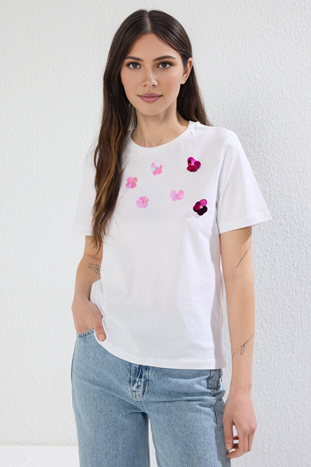 Beyaz Kalın Pamuklu Çiçek Aksesuar Detaylı Regular/Normal Kalıp Örme T-Shirt TWOSS25TS00126 - 1