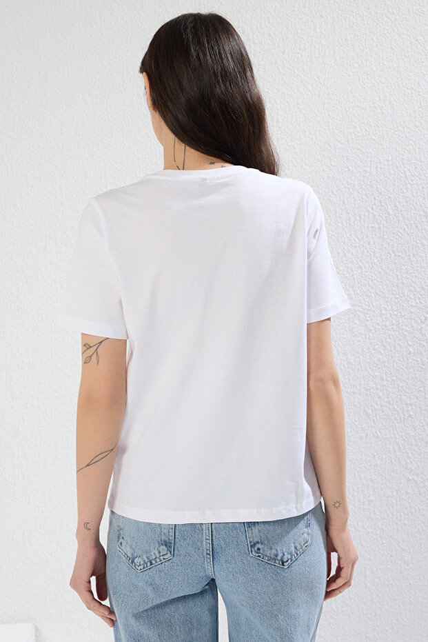 Beyaz Kalın Pamuklu Çiçek Aksesuar Detaylı Regular/Normal Kalıp Örme T-Shirt TWOSS25TS00126 - 4