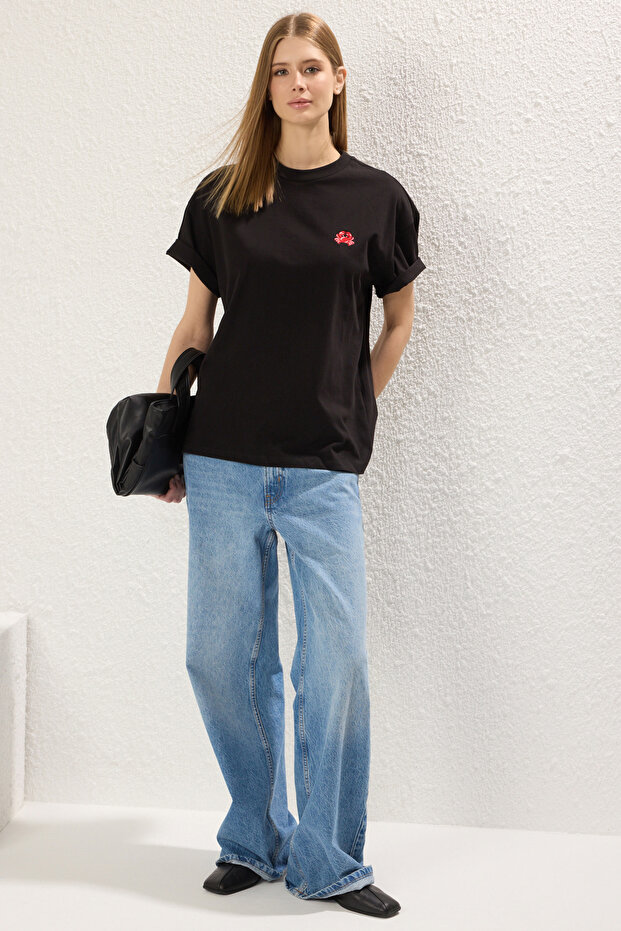Siyah %100 Pamuk Nakışlı Oversize/Geniş Kalıp Bisiklet Yaka Örme T-Shirt TWOSS24TS00102 - 2