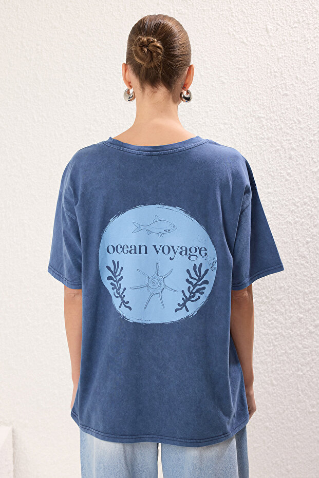 Indigo Kalın Pamuklu Yıkamalı ve Sırt Baskılı Oversize/Geniş Kalıp Örme T-Shirt TWOSS25TS00058 - 4