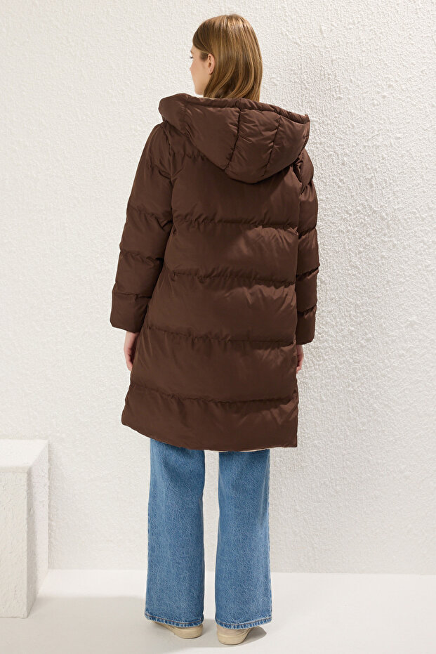 Ciemnobrązowo-ecru dwustronna kurtka puchowa z kapturem, wodoodporna, długa, regularna, z kapturem TWOAW23MO00052 - 6