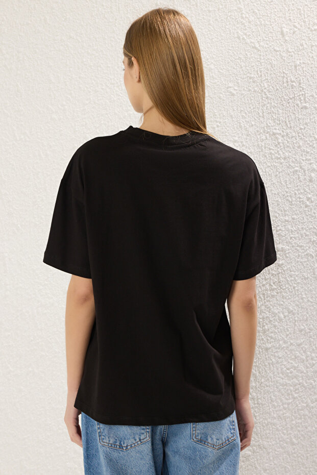 Siyah %100 Pamuk Nakışlı Oversize/Geniş Kalıp Bisiklet Yaka Örme T-Shirt TWOSS24TS00102 - 4