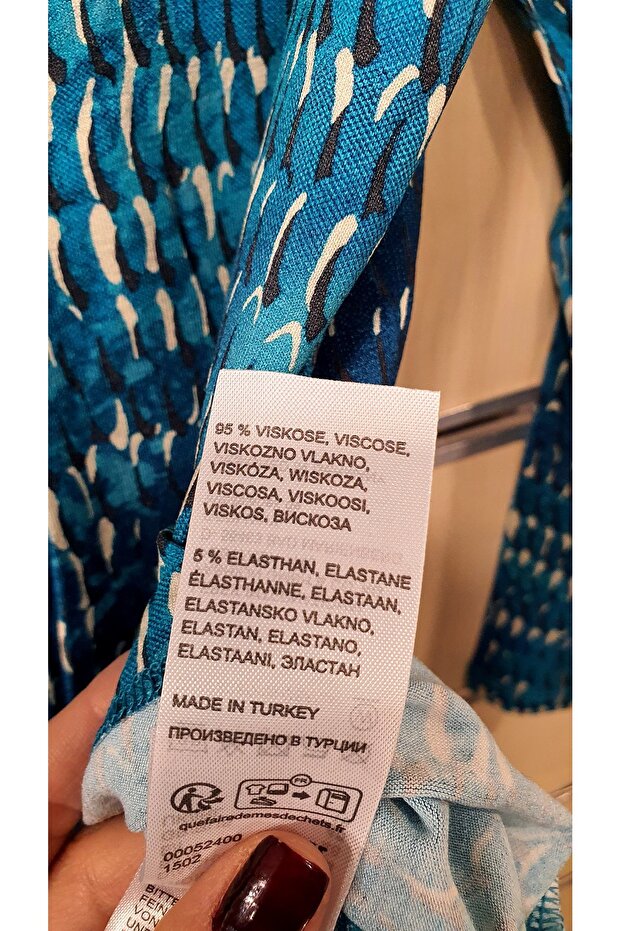 بلوزة منقوشة بأكمام طويلة ورقبة على شكل حرف V - 5