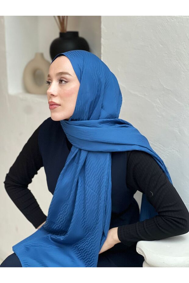 شال بنمط شيفرون من سلسلة الجاكار الحريرية