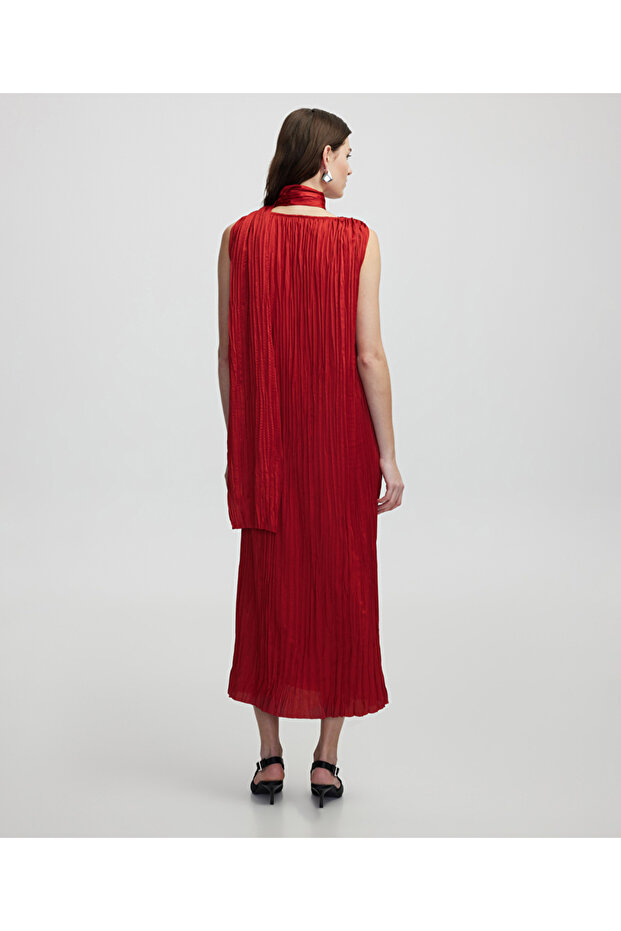 Fular aksesuarlı elbise - 5