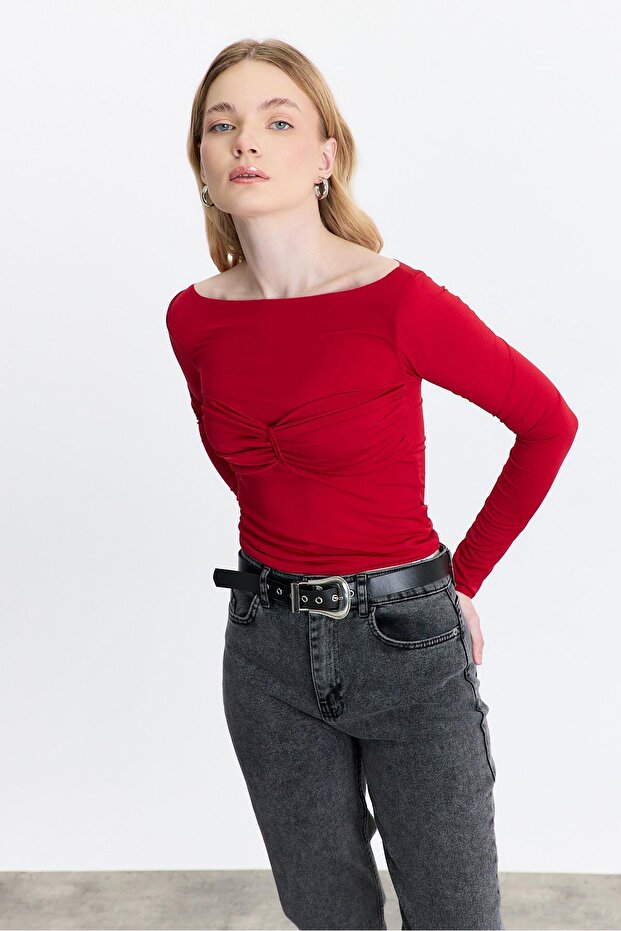 20178 بلوزة برباط باللون الأحمر - 6