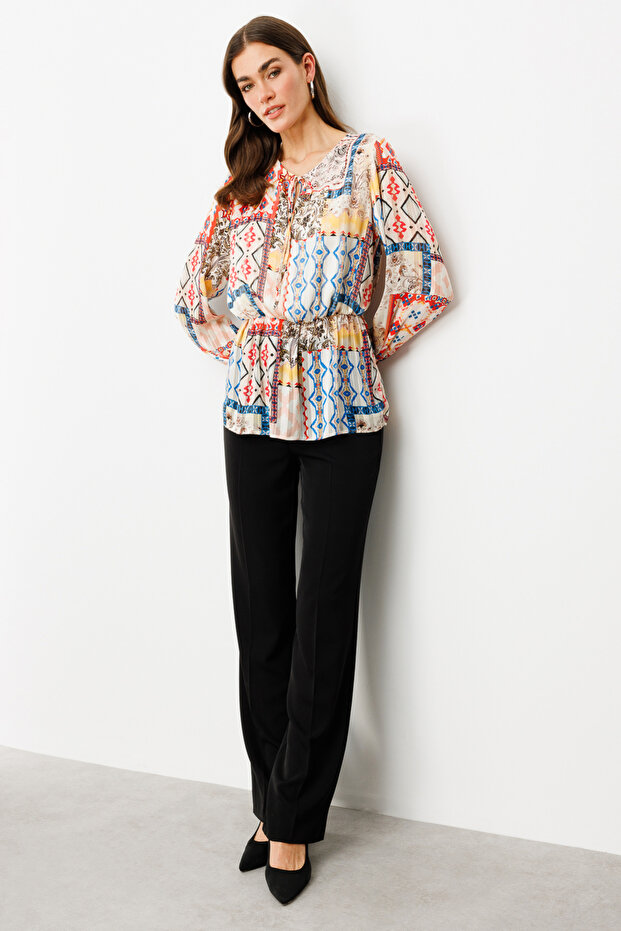 بلوزة منقوشة بأربطة على الياقة - 3