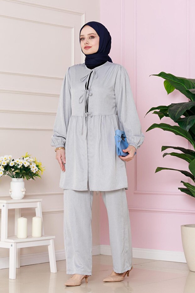 طقم بنطلون رمادي برباط أمامي - 2