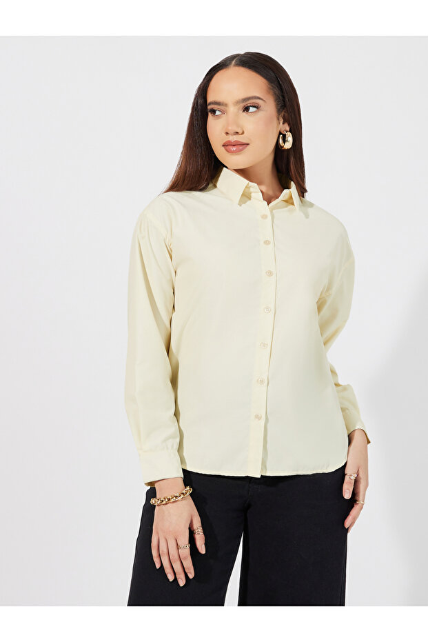 قميص سادة بقصّة عادية مع ياقة - 1