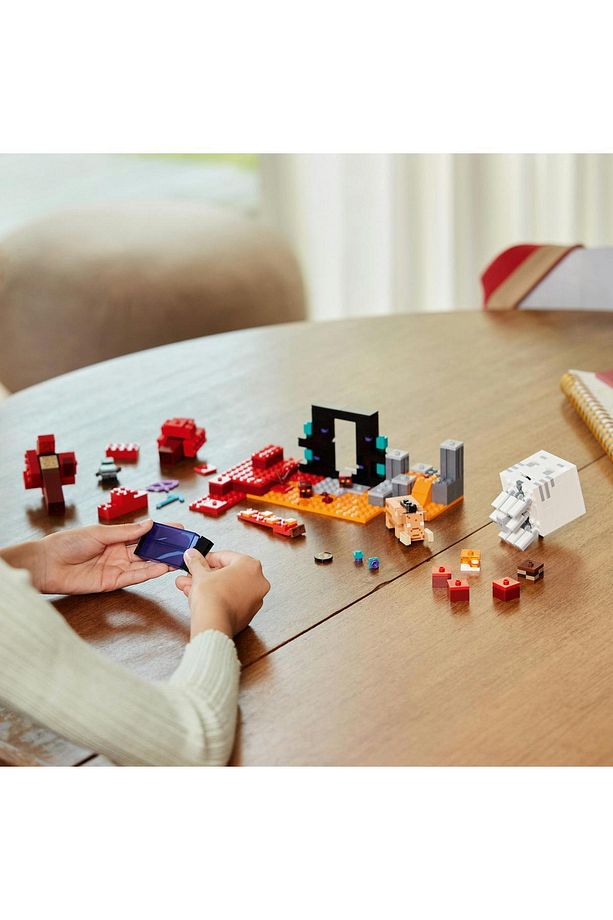 ® Minecraft® Nether Geçidi Pususu 21255 - 8+ Yaratıcı Oyuncak Yapım Seti (352 Parça) - 8