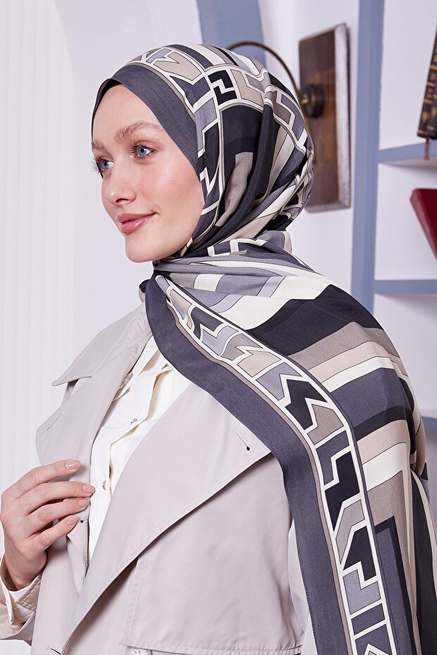 شال ملكي بنمط هندسي رمادي - 1