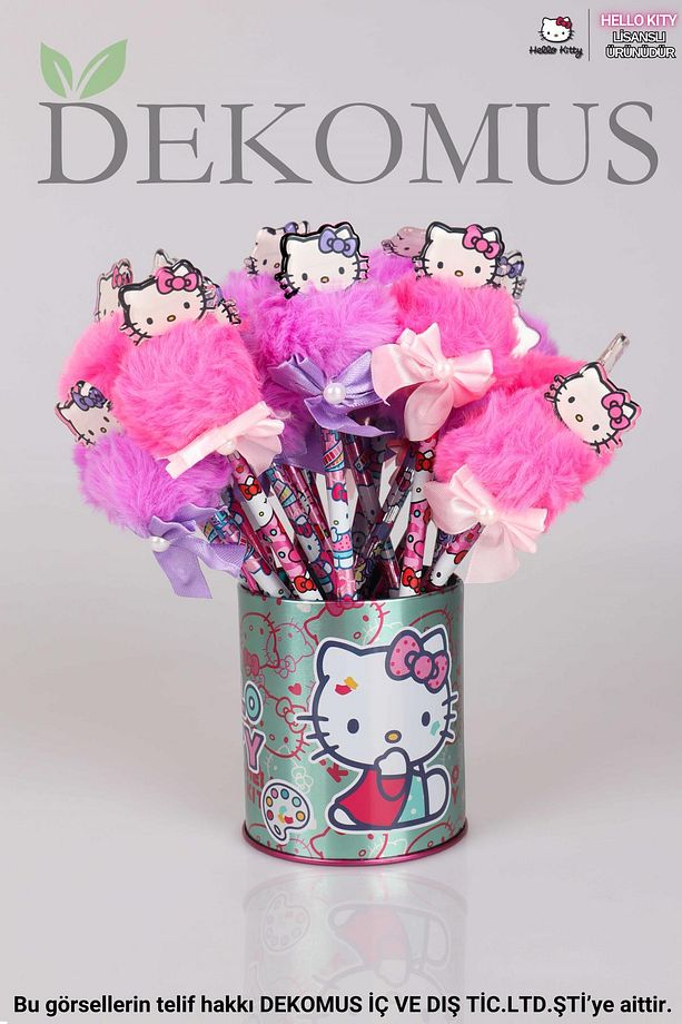 DEKOMUS İLE YENİ SEZON LİSANSLI HELLO KITTY "TEKLİ" KURDELE TEPELİ PONPON KURŞUN KALEM - 1