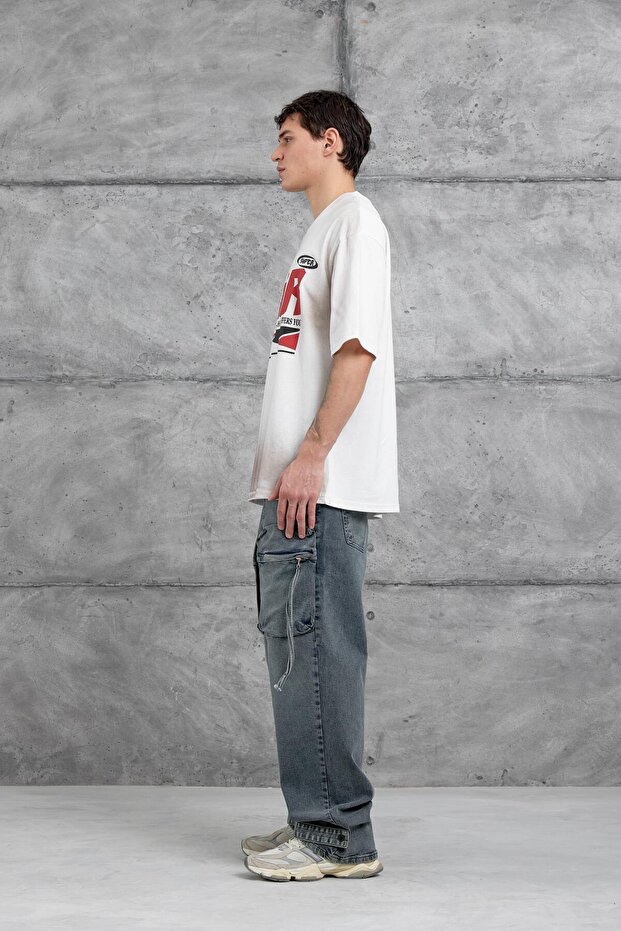 تيشيرت أبيض كبير الحجم مكتوب عليه حروف - 4