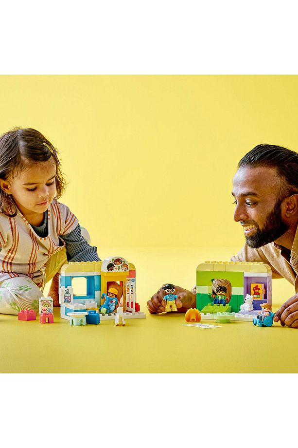 ® DUPLO® Kasabası Kreşte Hayat 10992 - 2 Yaş ve Üzeri için Eğitici Oyuncak Yapım Seti (67 Parça) - 5