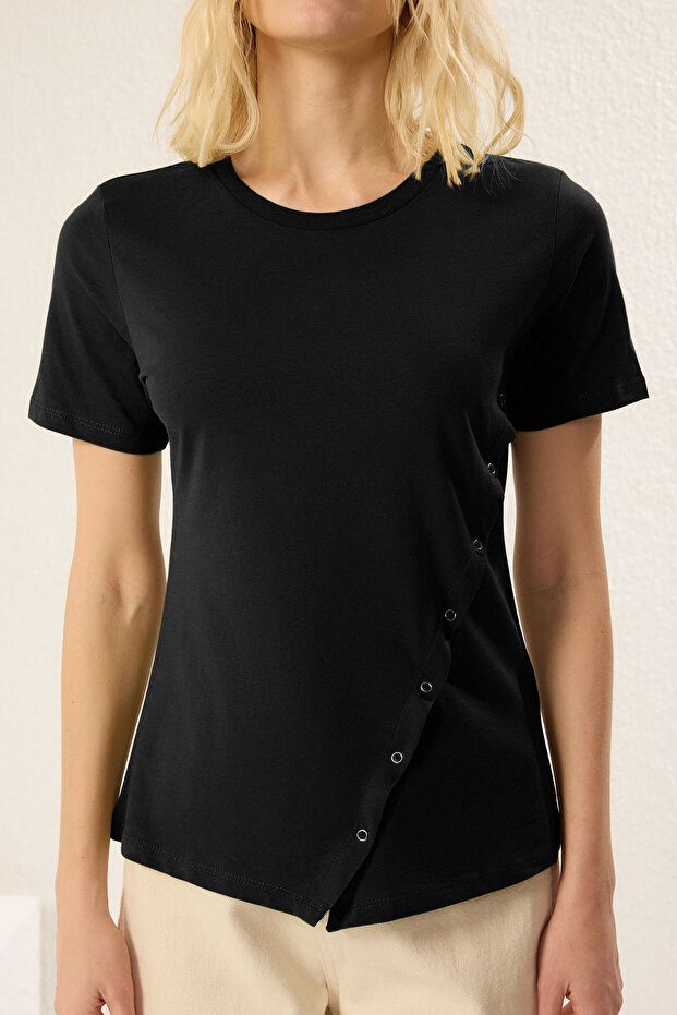 Siyah %100 Pamuk Regular/Normal Kalıp Çıtçıtlı Yırtmaç Detaylı Örme T-Shirt TWOSS25TS00029 - 5