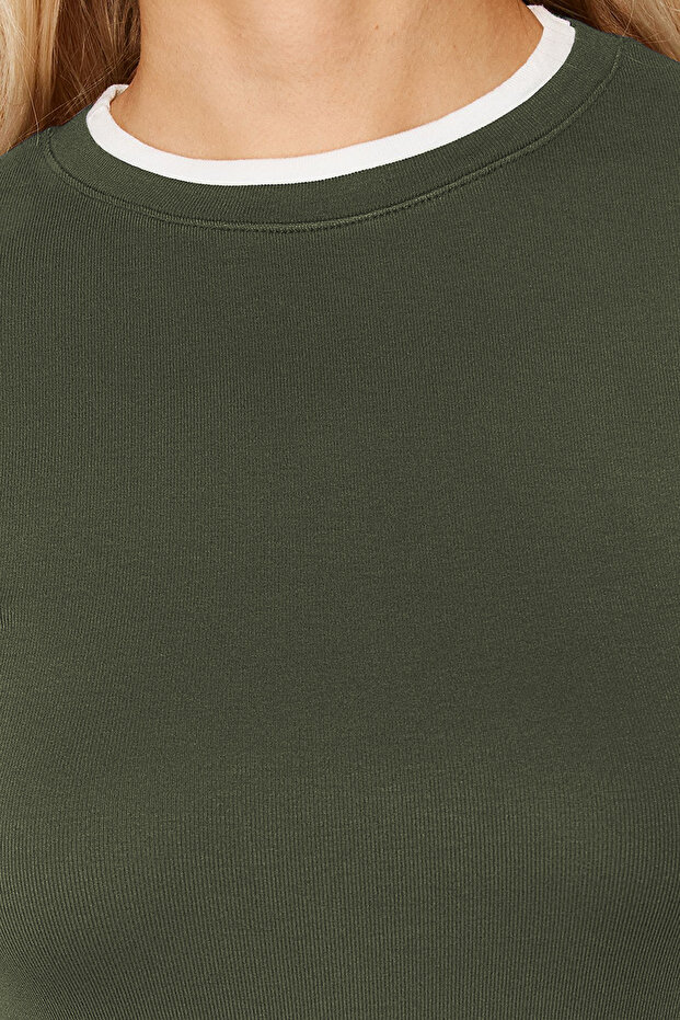 Haki Viskoz/Yumuşak Kumaşlı Renk Bloklu Vücuda Oturan Esnek Örme T-Shirt TWOSS24TS00063 - 3
