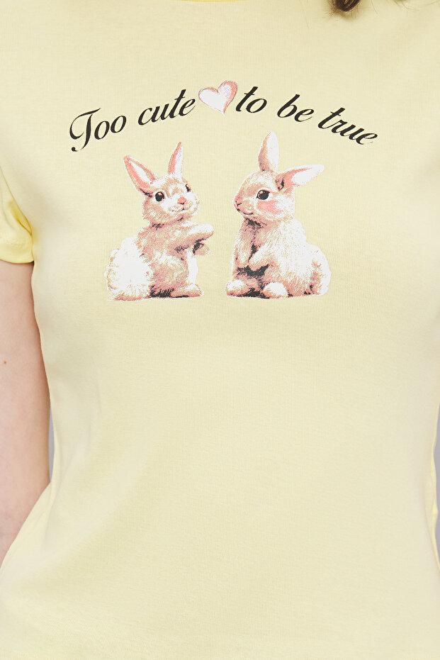 Açık Sarı Tavşan Baskılı Fitted/Vücuda Oturan Örme T-Shirt TWOSS25TS00095 - 3