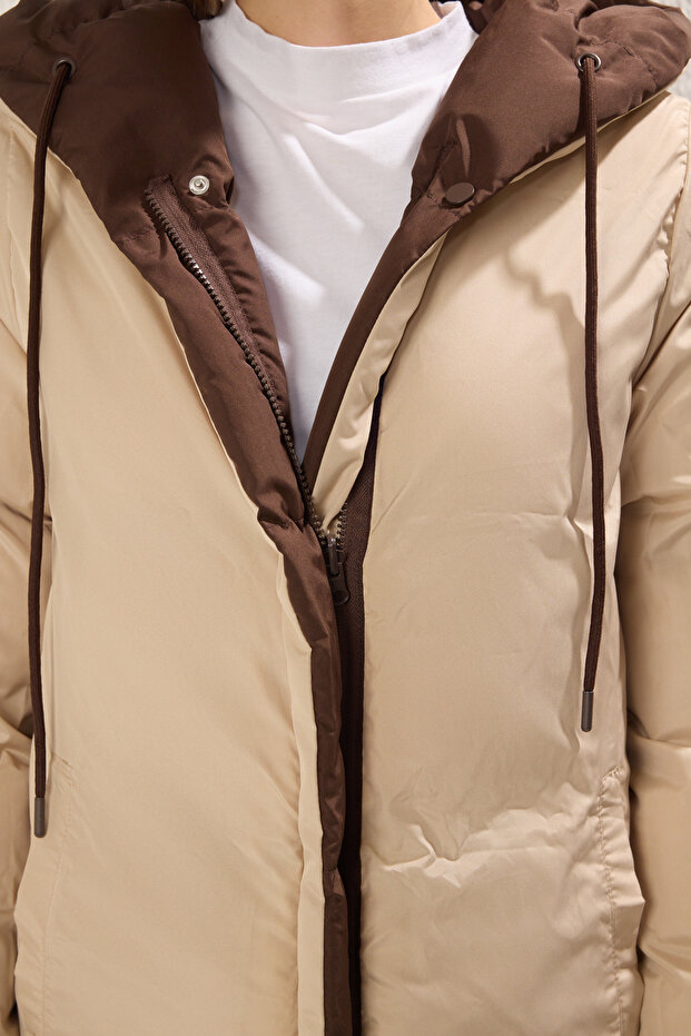 Ciemnobrązowo-ecru dwustronna kurtka puchowa z kapturem, wodoodporna, długa, regularna, z kapturem TWOAW23MO00052 - 4