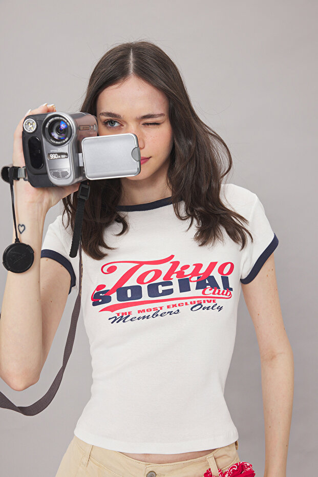 Ekru Slogan Baskı Renk Bloklu Fitted/Vücuda Oturan Örme T-Shirt TWOSS25TS00094 - 1