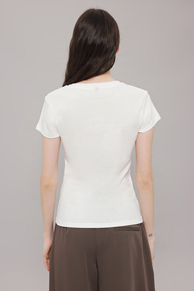Ekru Çiçek Baskılı Fitted/Vücuda Oturan Örme T-Shirt TWOSS25TS00031 - 4