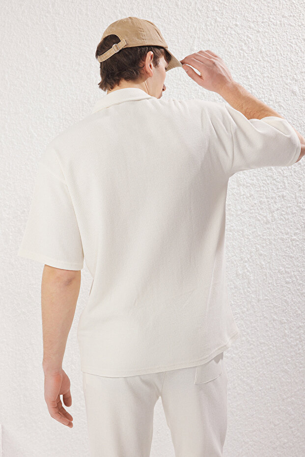Ekru Oversize/Geniş Kesim Dokulu Fermuarlı Polo Yaka T-shirt TMNSS25PO00006 - 5