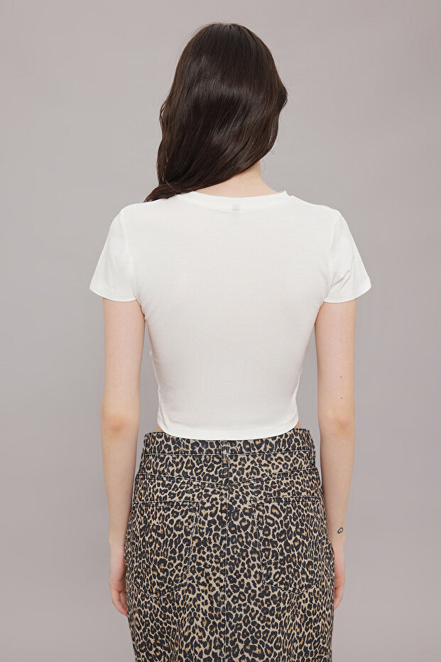 Ekru Slogan ve Kiraz Baskılı Crop Fitted/Vücuda Oturan Örme T-Shirt TWOSS25TS00036 - 4