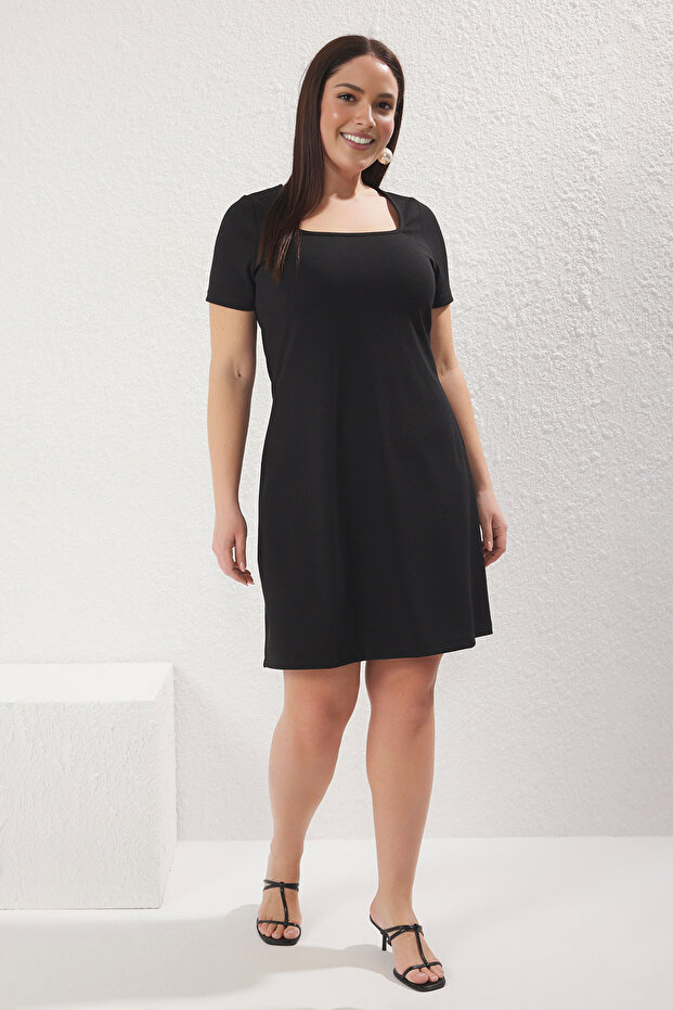 Siyah Sırtı Cutout Detaylı Örme Büyük Beden Elbise TBBSS25AH00064 - 1