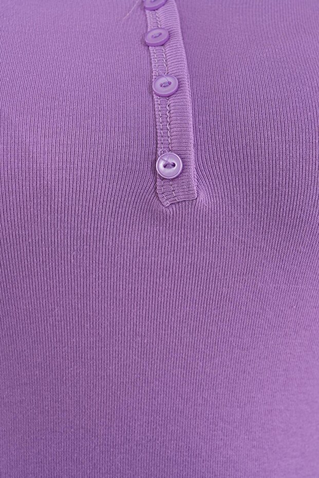 بلوزة أساسية من القطن والليكرا مع تفاصيل أزرار كبيرة الحجم - 8