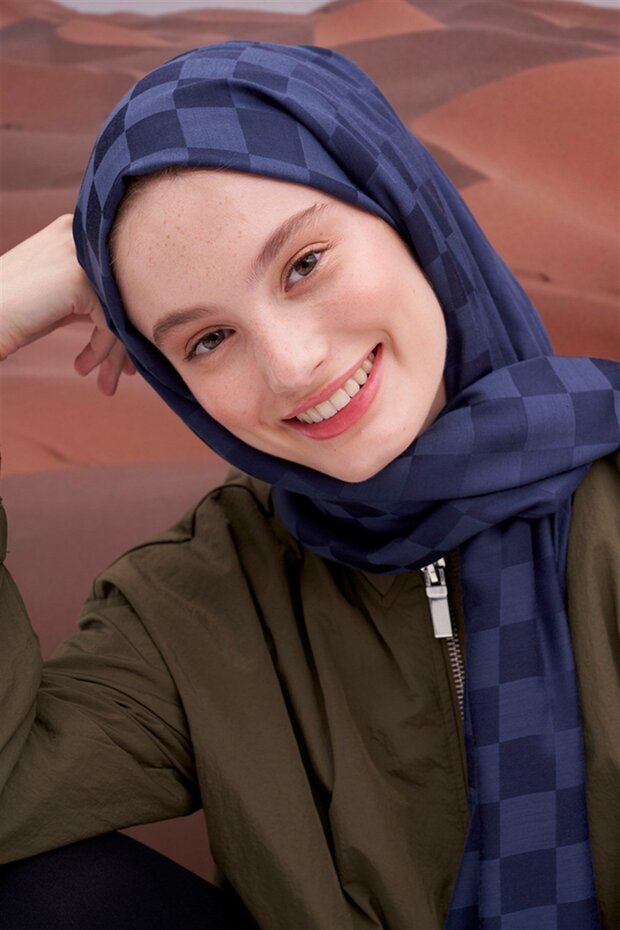 شال جاكار من الحرير الإيطالي باللون الأزرق الداكن