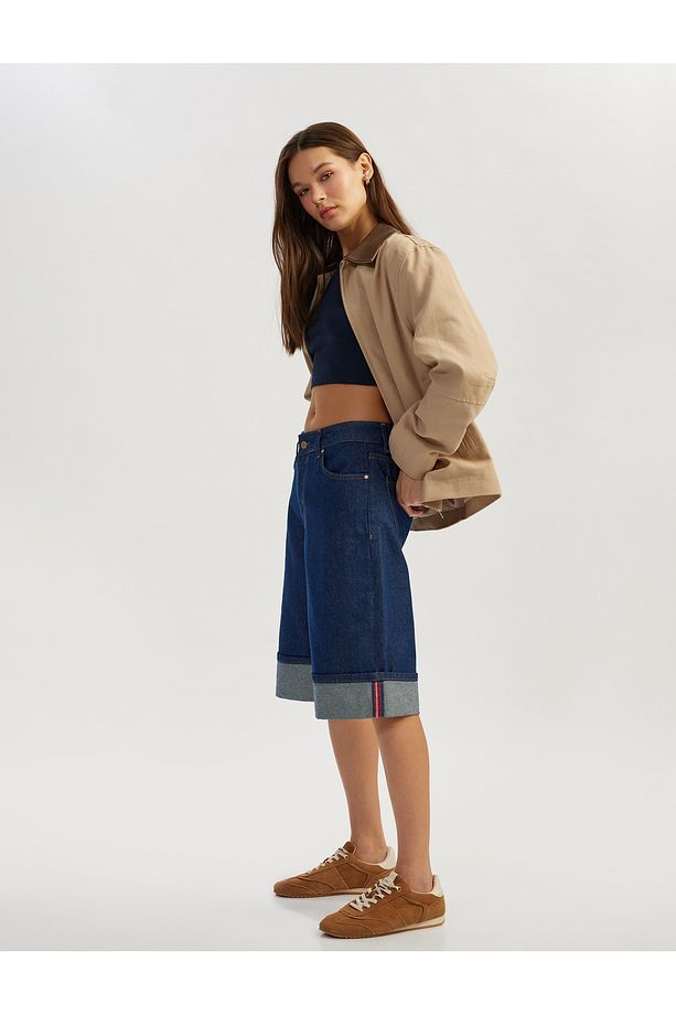 Katlı Paça Düğmeli Cep Detaylı Bermuda Denim Şort - 3