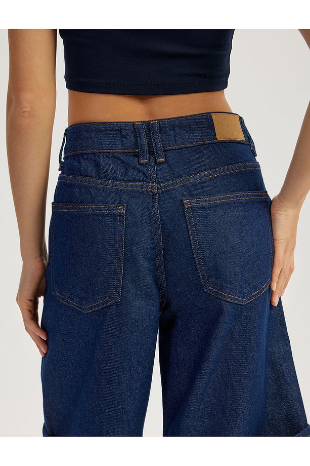 Katlı Paça Düğmeli Cep Detaylı Bermuda Denim Şort - 4