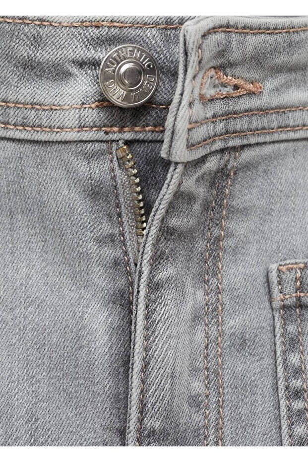 Paçaları Dikişsiz Denim Şort - 4