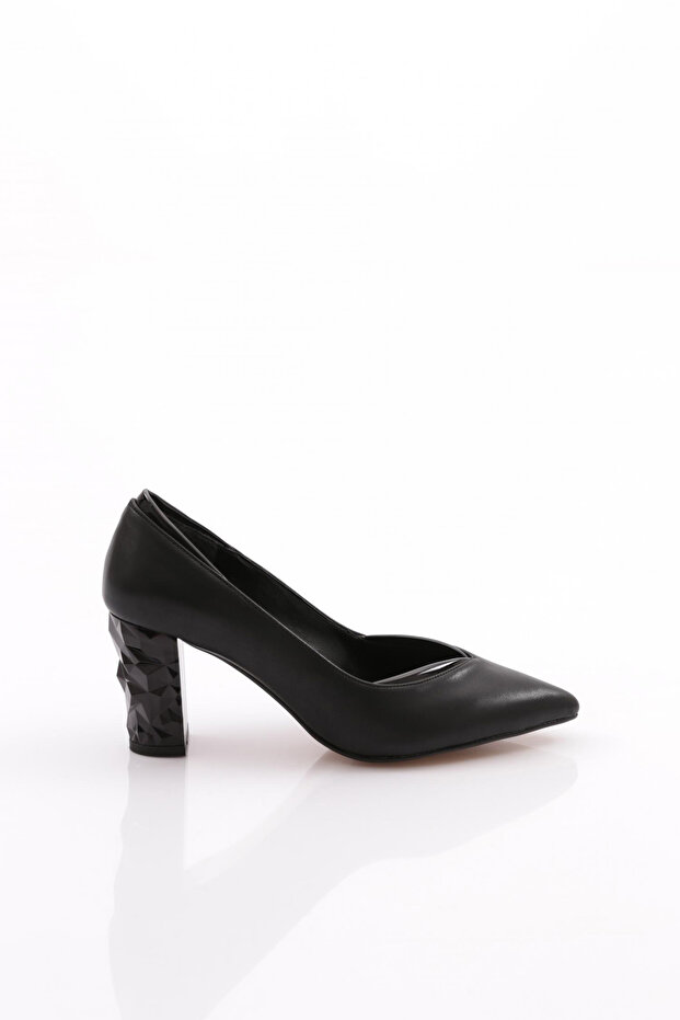 589 Women's Pointed Toe V-Cut Low Heeled Shoes