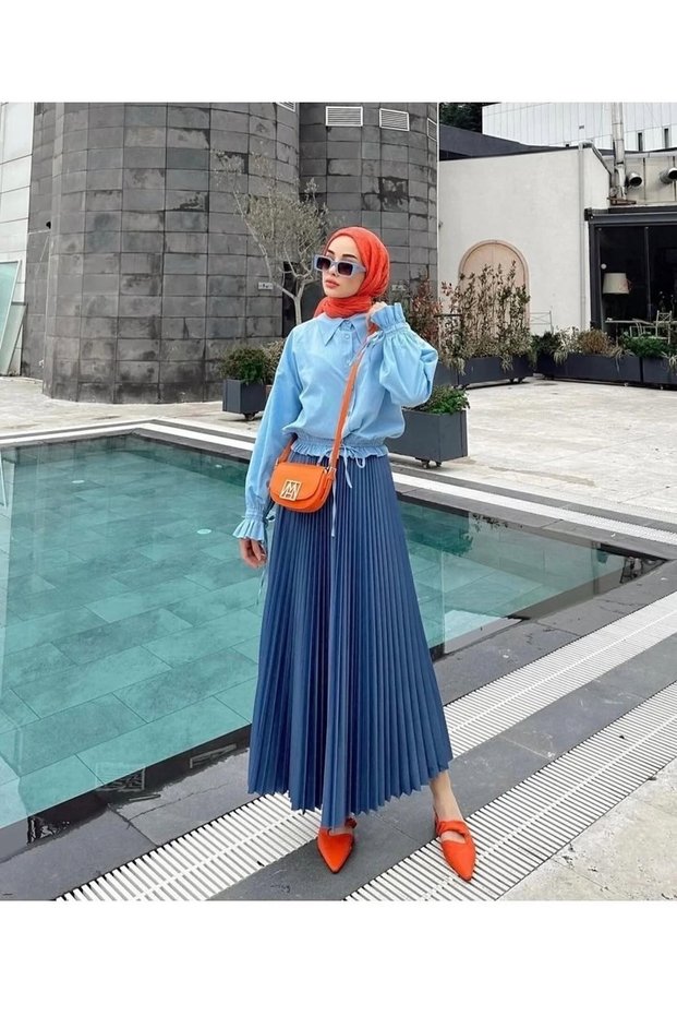 تنورة حجاب ذات مظهر جلدي مطوي