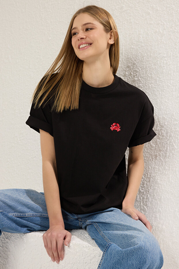 Siyah %100 Pamuk Nakışlı Oversize/Geniş Kalıp Bisiklet Yaka Örme T-Shirt TWOSS24TS00102 - 1