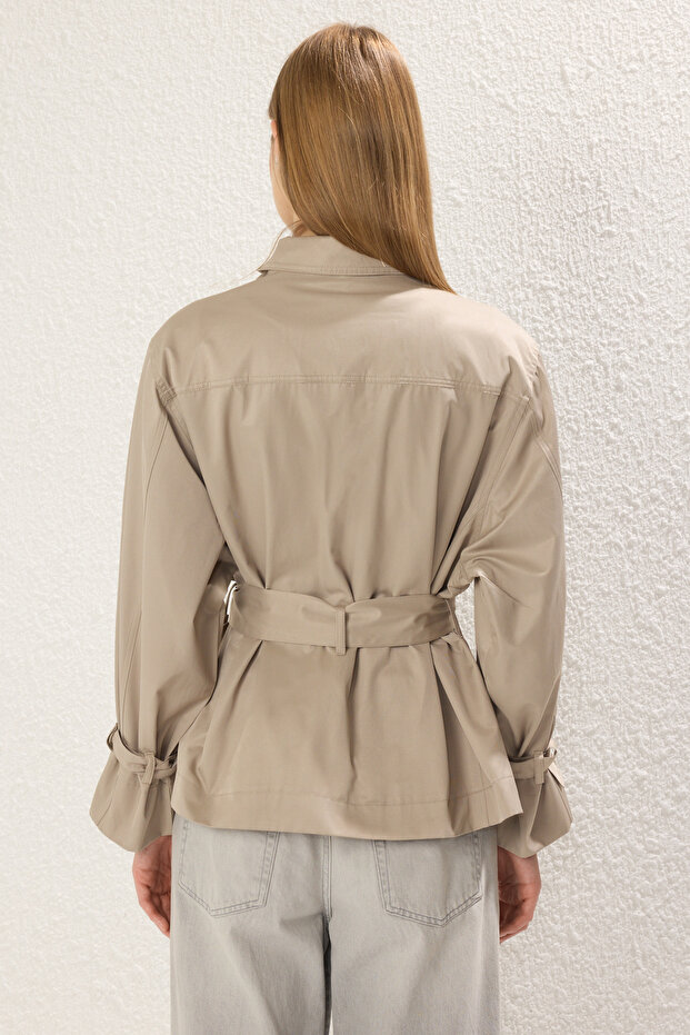 Hellkhakifarbener, detaillierter, regulärer, kurzer Trenchcoat mit Nähten TWOSS25TR00016 - 4