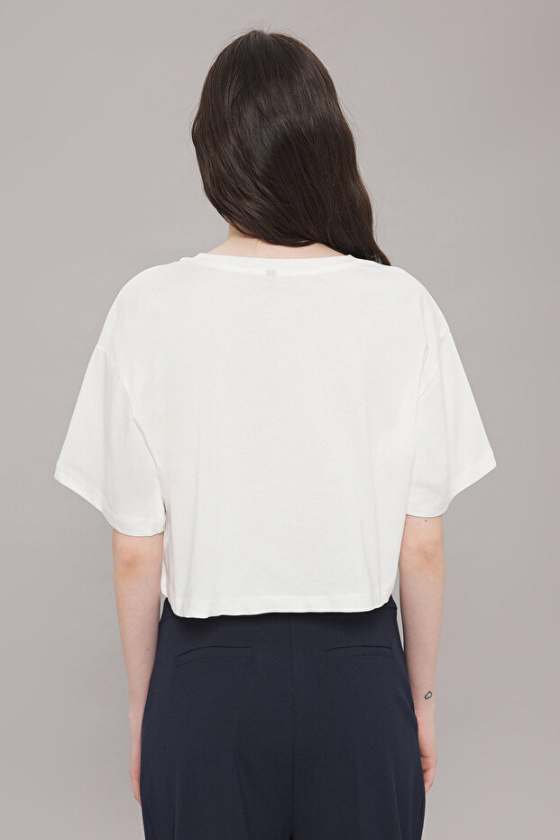 Ekru %100 Kalın Pamuklu Relaxed/Rahat Kalıp Crop Baskılı Örme T-Shirt TWOSS25TS00080 - 5