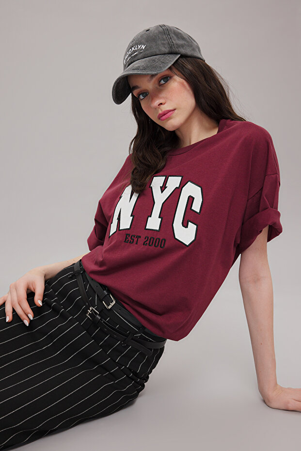 Bordo %100 Kalın Pamuklu Oversize/Geniş Pach Nakışlı Örme T-Shirt TWOSS25TS00069 - 1