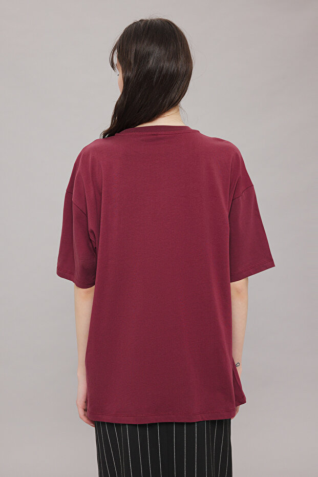 Bordo %100 Kalın Pamuklu Oversize/Geniş Pach Nakışlı Örme T-Shirt TWOSS25TS00069 - 4
