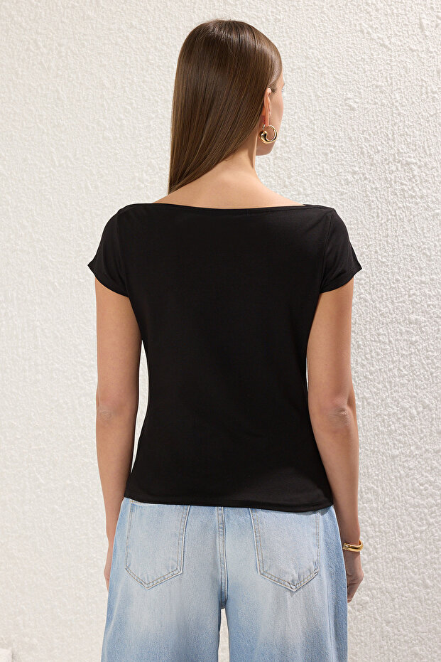 Siyah Kayık Yaka Fitted/Vücuda Oturan Pamuklu Esnek Örme Bluz TWOSS25BZ00285 - 4
