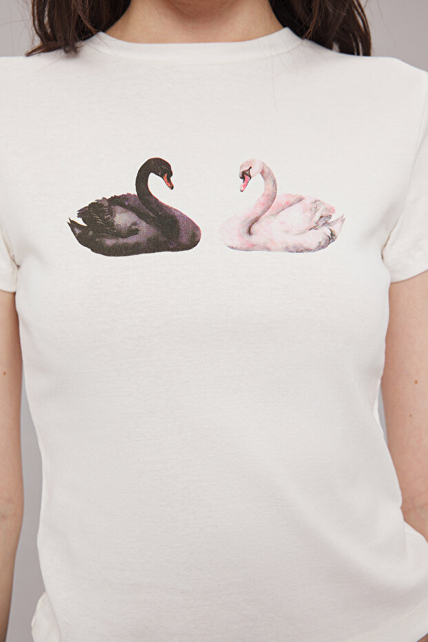 Ekru Kuğu Baskılı Fitted/Vücuda Oturan Örme T-Shirt TWOSS25TS00095 - 3