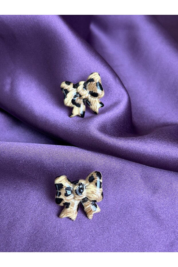 أقراط على شكل فيونكة بنقشة الفهد - 1