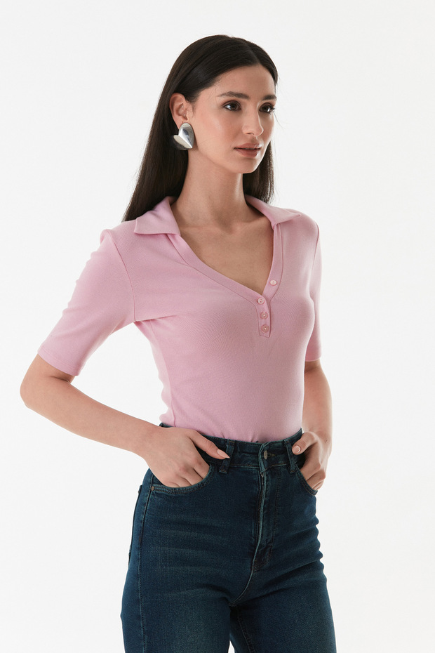 بلوزة ليكرا بياقة بولو بأزرار أمامية - 1