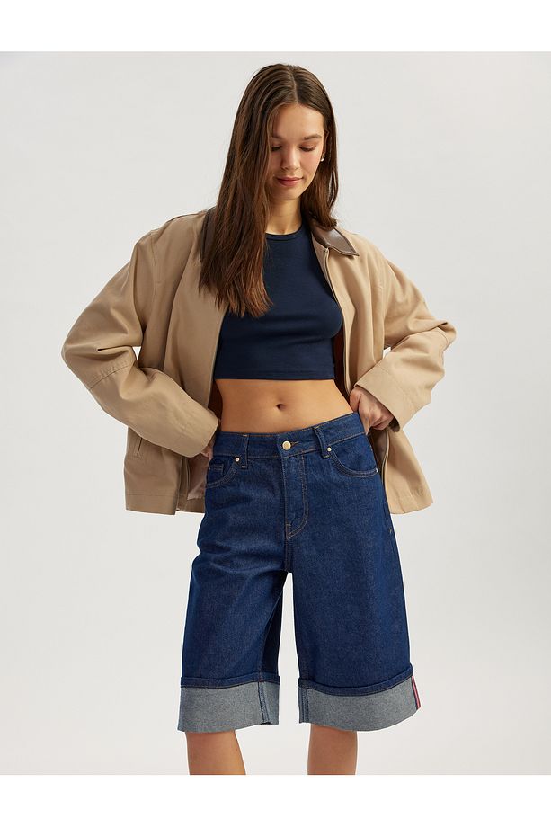 Katlı Paça Düğmeli Cep Detaylı Bermuda Denim Şort - 2
