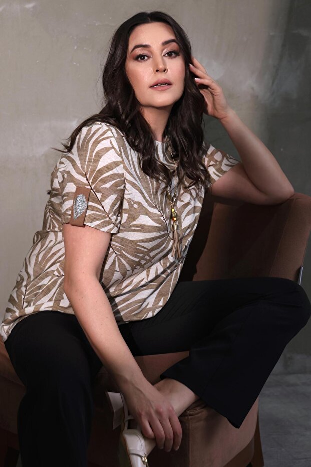 بلوزة من فرو المنك بنمط أوراق الشجر ومطبوعة بأحجار الكتف مقاس كبير - 2