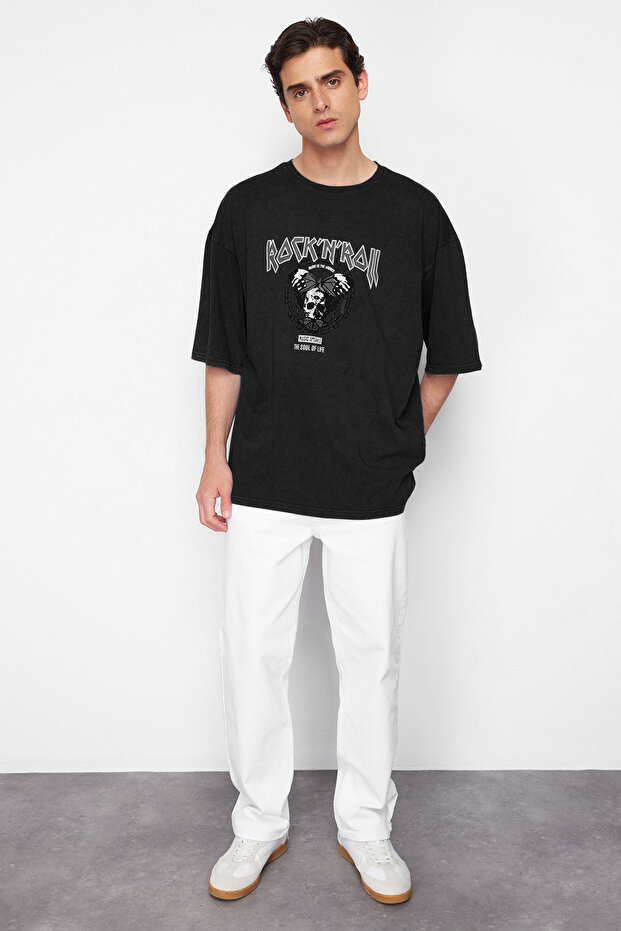 Siyah Oversize/Geniş Kesim Eskitme/Soluk Efektli Rock Baskı %100 Pamuklu T-Shirt TMNSS23TS00167 - 3