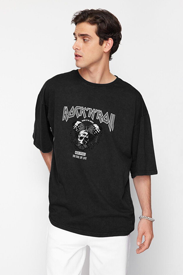Siyah Oversize/Geniş Kesim Eskitme/Soluk Efektli Rock Baskı %100 Pamuklu T-Shirt TMNSS23TS00167 - 1