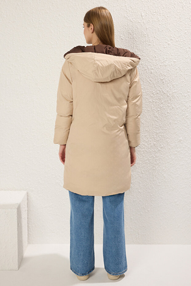 Ciemnobrązowo-ecru dwustronna kurtka puchowa z kapturem, wodoodporna, długa, regularna, z kapturem TWOAW23MO00052 - 5